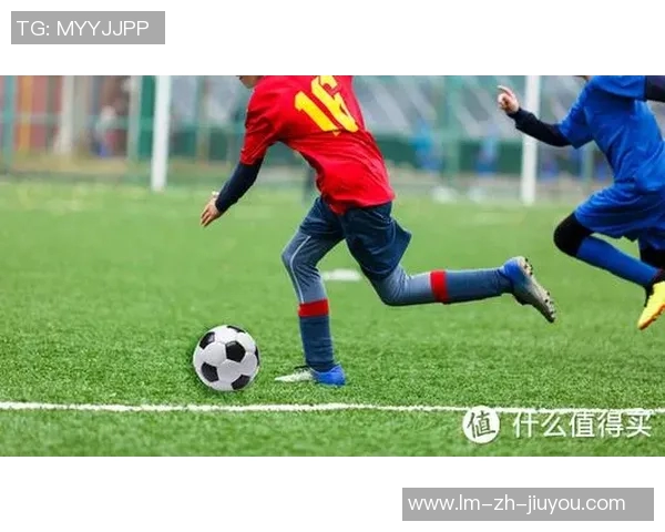 足球运动中用脚的不同部位踢球技巧解析与应用探讨